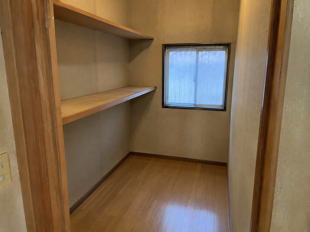茂原市で実施した一戸建て遺品整理事例　納戸の家財を撤去し整理完了した作業後の様子