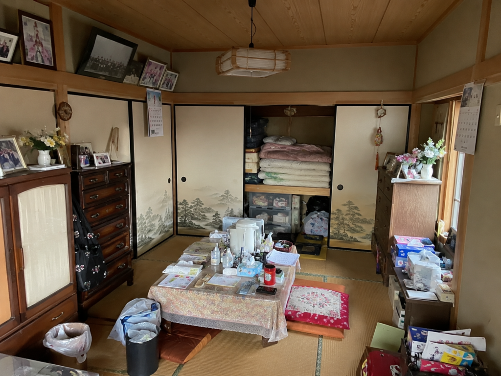 茂原市の和室遺品整理前　押し入れに布団や段ボールが残る状態