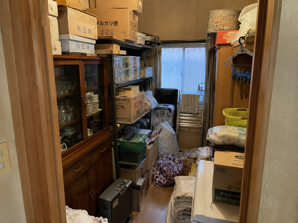 茂原市の納戸遺品整理前　古い家電や家具が残る状況
