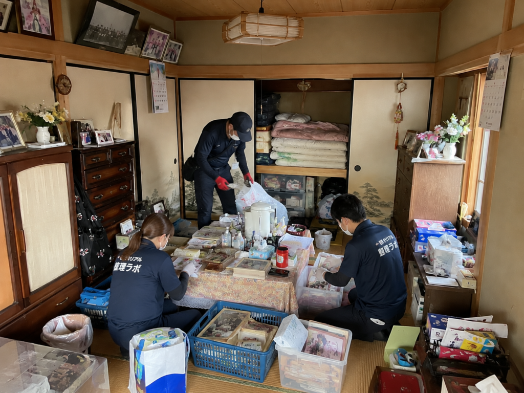 茂原市の遺品整理作業風景　遺品を丁寧に仕分けする様子